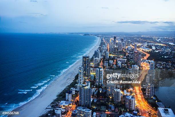 gold coast bei nacht - queensland stock-fotos und bilder