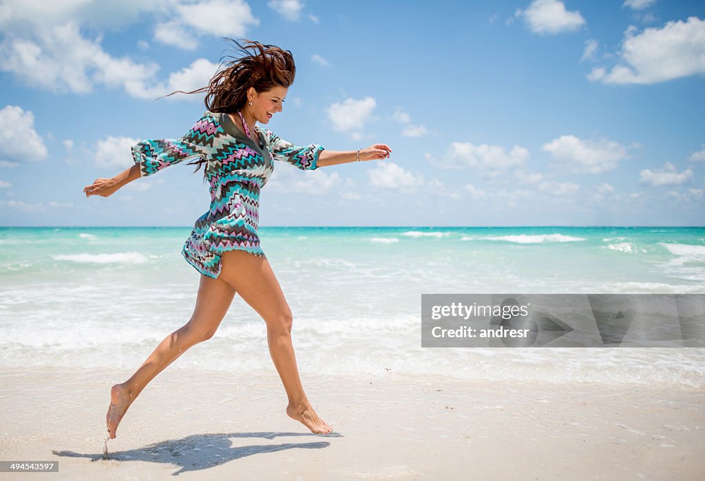 Frau, die Spaß am Strand