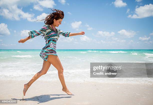 frau, die spaß am strand - beach woman stock-fotos und bilder