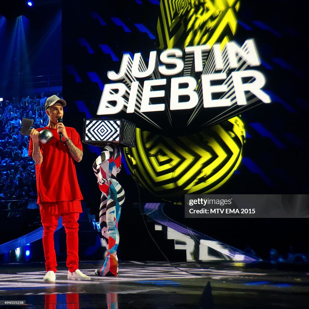 Justin Beiber receives the 'Best Look' awards at MTV EMA's 2015 - Instant View