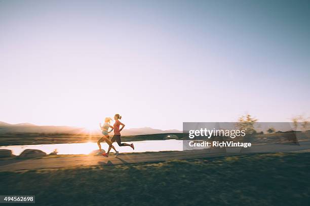 la course sur piste femmes au coucher du soleil dans l'utah - femme enceinte jardin photos et images de collection