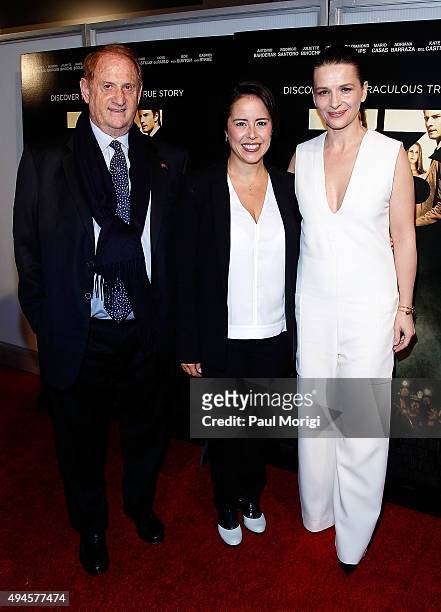 Producer Mike Medavoy, director Patricia Riggen and actress Juliette Binoche attend the Washington DC premiere of the film "The 33" at The Newseum on...
