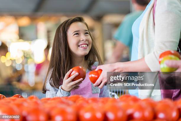 小さな女の子のための市場でのショッピングを、母 - homegrown produce ストックフォトと画像