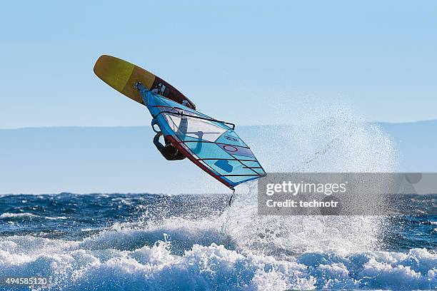 windsurfista jovem saltar onda de windsurf conselho - desporto aquático imagens e fotografias de stock