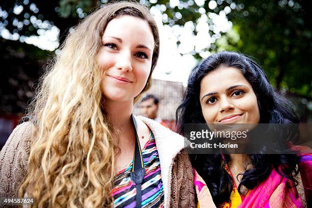 freundinnen in delhi. indien - west asia stock-fotos und bilder