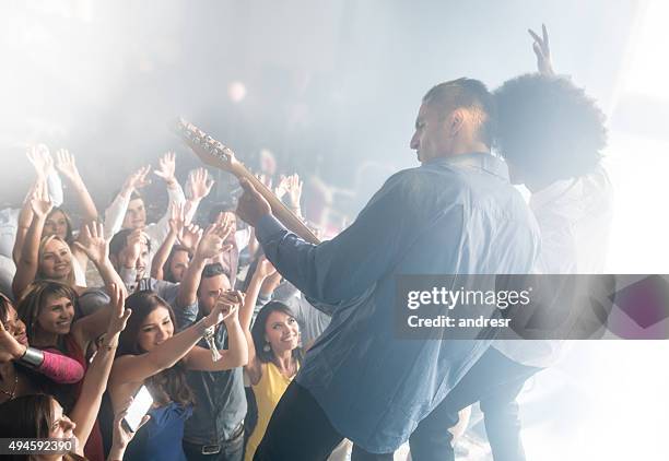 Fun Performing Bar Band Dancing Photos and Premium High Res Pictures - Getty Images