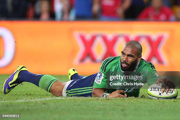 Patrick Osborne of the Highlanders scores a try during the round 16 Super Rugby match between the Reds and the Highlanders at Suncorp Stadium on May...