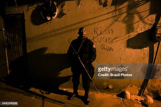 Beggining of operations of the UPP - Pacifying Police Unit inside Favela do Caju in the harbor area of Rio de Janeiro, Brazil - Unidade de Polícia...