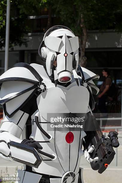 humanoid sentry turret soldaten vom portal blende laboratories - cosplay stock-fotos und bilder