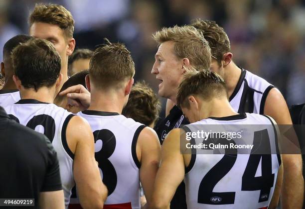 Nathan Buckley the coach of the Magpies talks to his players during the round 11 AFL match between the St Kilda Saints and the Collingwood Magpies at...