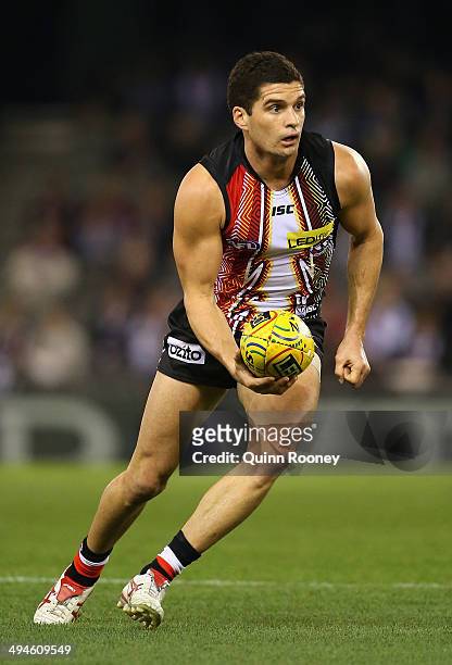 Leigh Montagna of the Saints handballs during the round 11 AFL match between the St Kilda Saints and the Collingwood Magpies at Etihad Stadium on May...