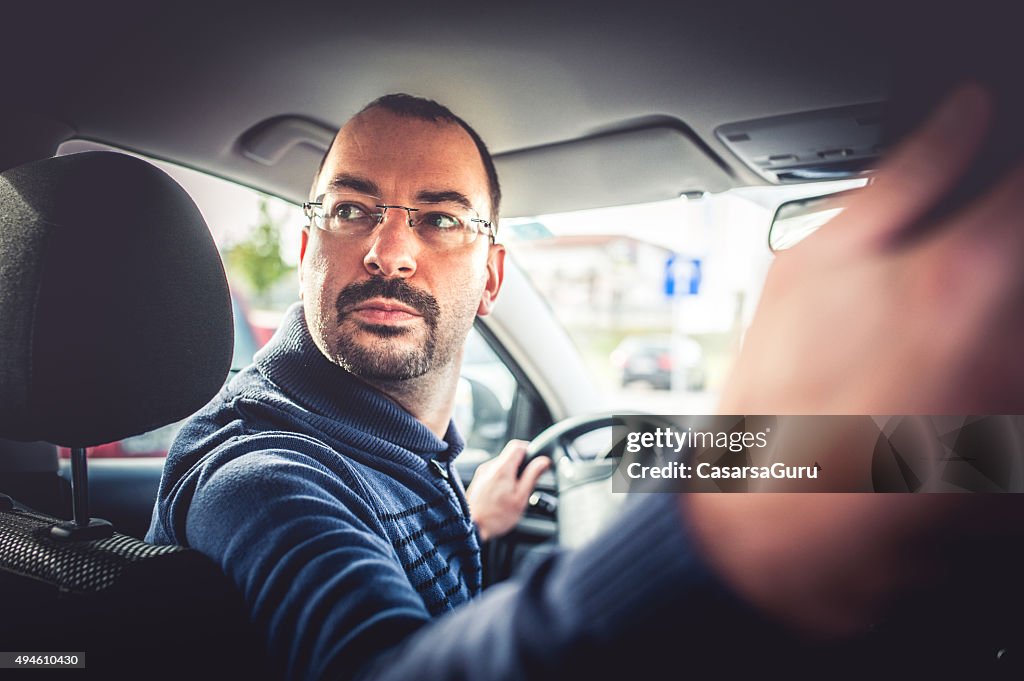 Retrato de um homem conduzir um carro