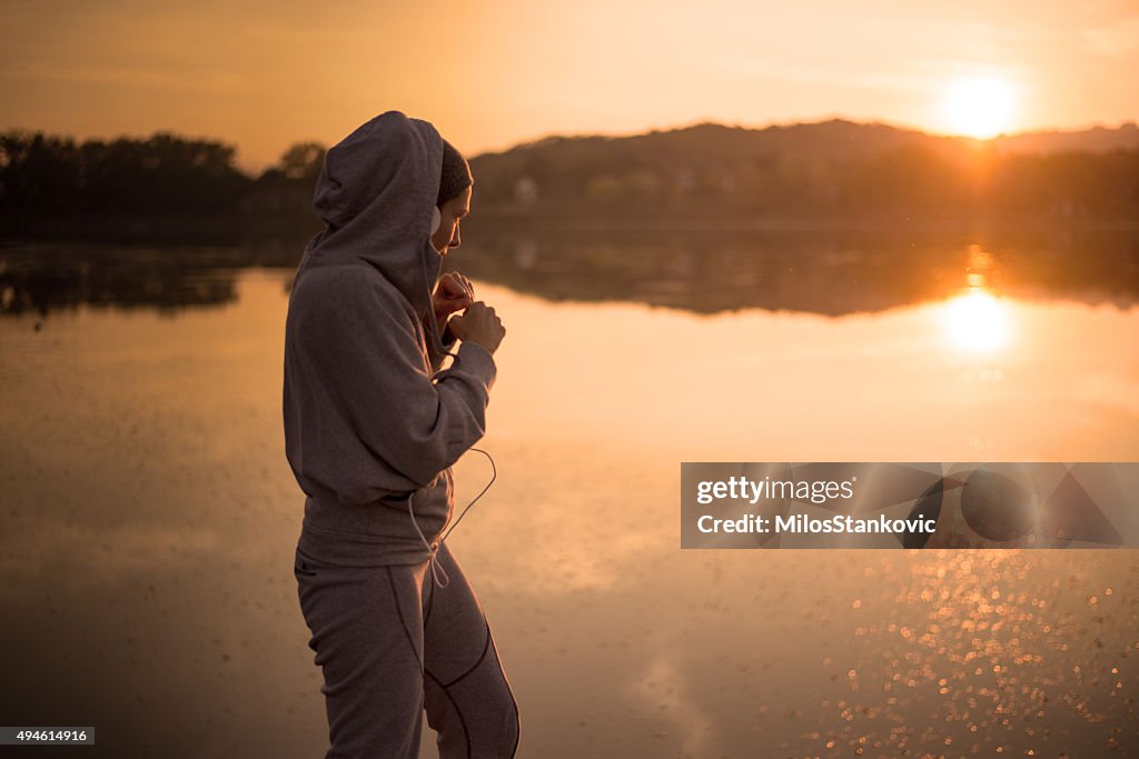 Boxing bei Sonnenuntergang am See