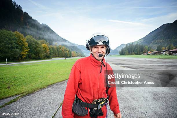 helicópteros de salvamento da montanha paramédico de aeródromo - piloto de helicóptero imagens e fotografias de stock