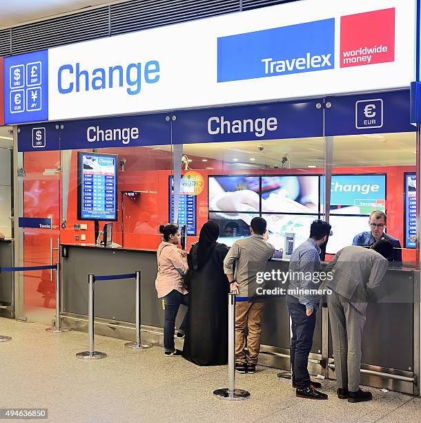 travelex change - exchange rate bildbanksfoton och bilder