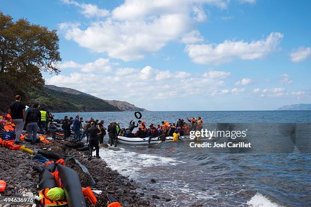 boat landing on migrantes, lesbos, grecia - patera fotografías e imágenes de stock