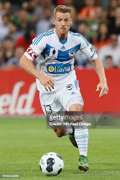 Oliver Bozanic of the Victory runs with the ball during the FFA Cup Semi Final match between Hume City and Melbourne Victory at AAMI Park on October...