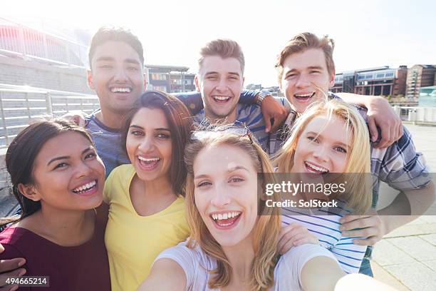 freunde schülern - studenten bildschirm stock-fotos und bilder