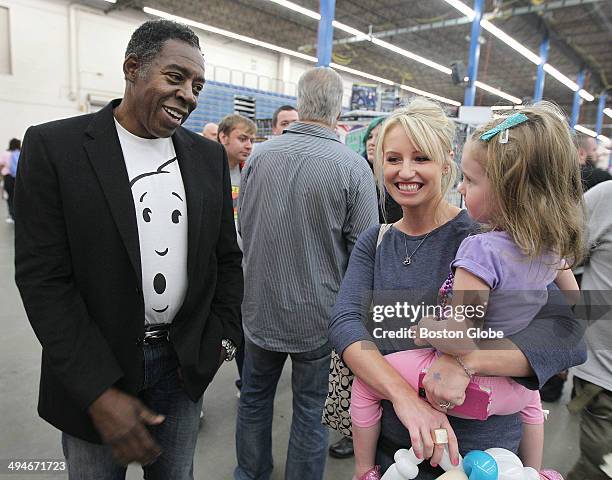 Ernie Hudson, from the "Ghostbusters" film series, greets Annaka Carter, of Marblehead, and her 4-year-old daughter Scarlett Zimbaldi. The Pop...