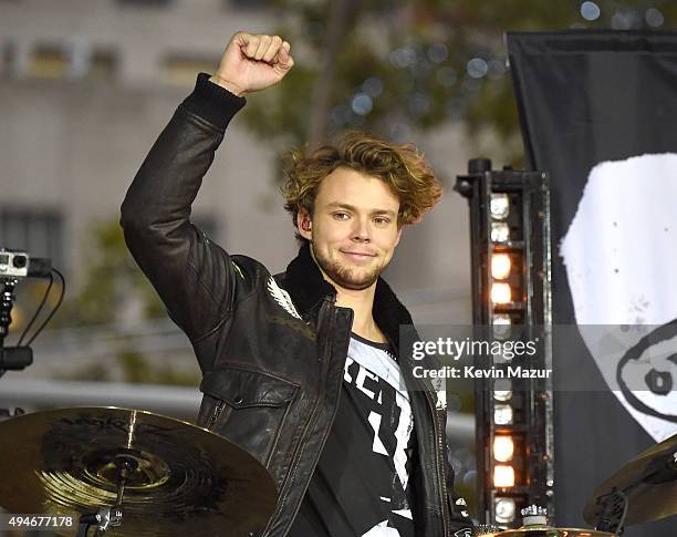 Ashton Irwin of 5 Seconds of Summer performs on the Citi Concert Series on TODAY at Rockefeller Plaza on October 28, 2015 in New York City.