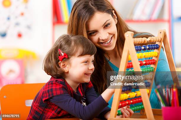 apprendimento di educazione di scuola materna - maestra foto e immagini stock