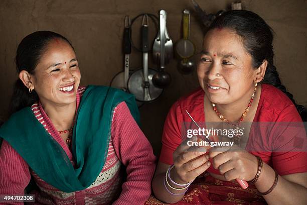 duas mulheres felizes vila asiática na cozinha tradicional de tijolo de adobe. - nepalese ethnicity - fotografias e filmes do acervo