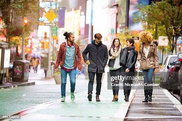 fünf freunde gehen glücklich in times square, manhattan - walk new york stock-fotos und bilder