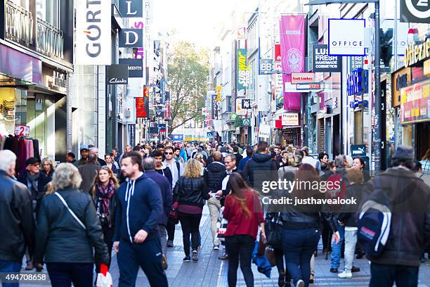 shopping in hohe straße von köln - fußgängerzone stock-fotos und bilder