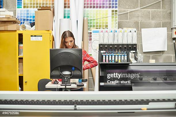 giovane donna che lavora in una società di stampa digitale - digital printing foto e immagini stock