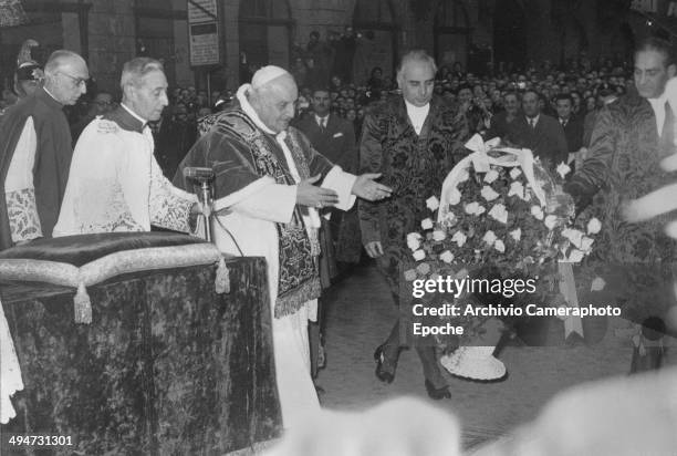 Giovanni XXIII homages the Virgin Mary statue in piazza di Spagna Rome.