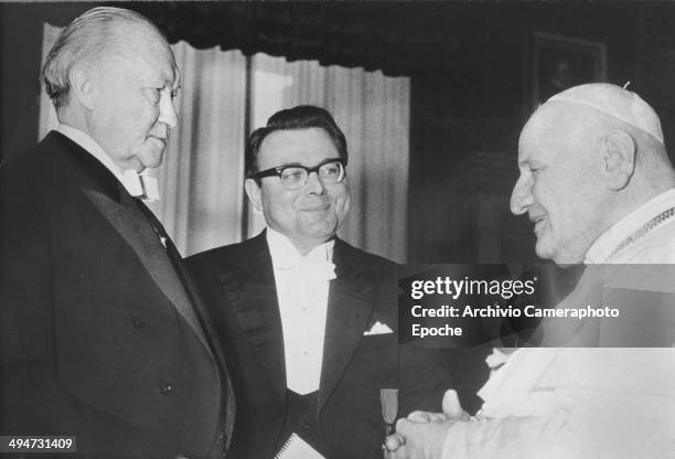 Giovanni XXIII welcomes Chancellor Adenauer for a special hearing.