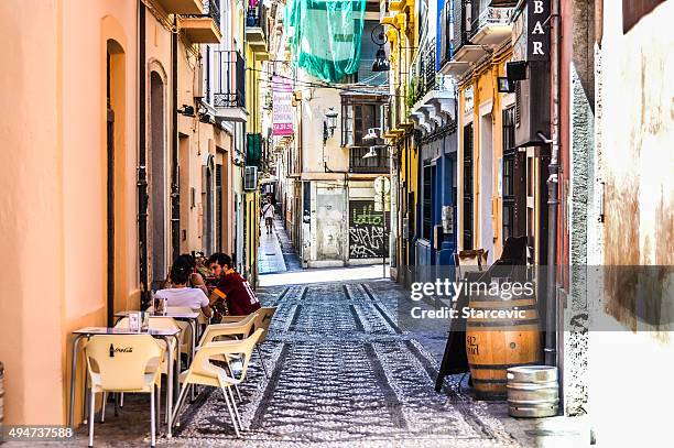 granada, spain - medieval street - granada españa stock pictures, royalty-free photos & images