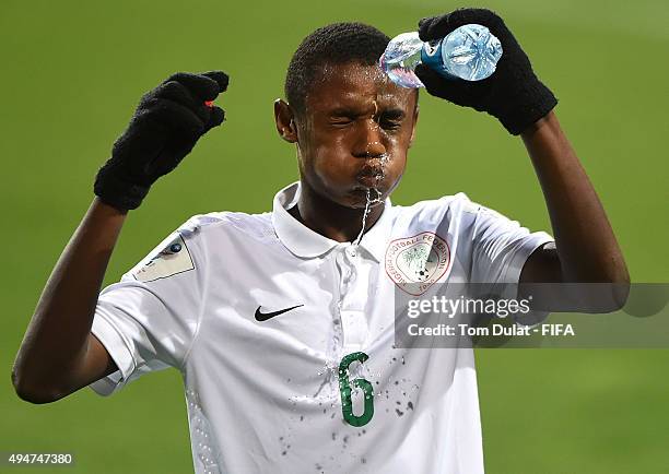 Kingsley Dogo Michael of Nigeria pours water over his face during the FIFA U-17 Men's World Cup 2015 round of 16 match between Nigeria and Australia...