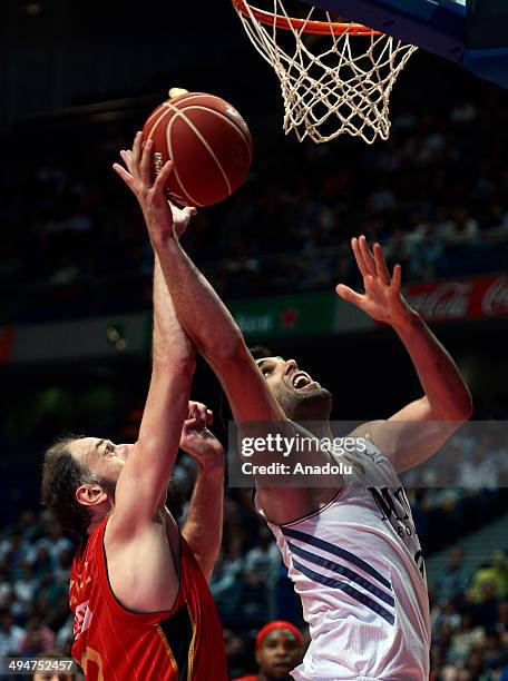 Felipe Reyes of Real Madrid in action with Viktor Sanikidze of CAI Zaragoza during the playoff match for Liga Endesa in Madrid, Spain on May 30, 2014.