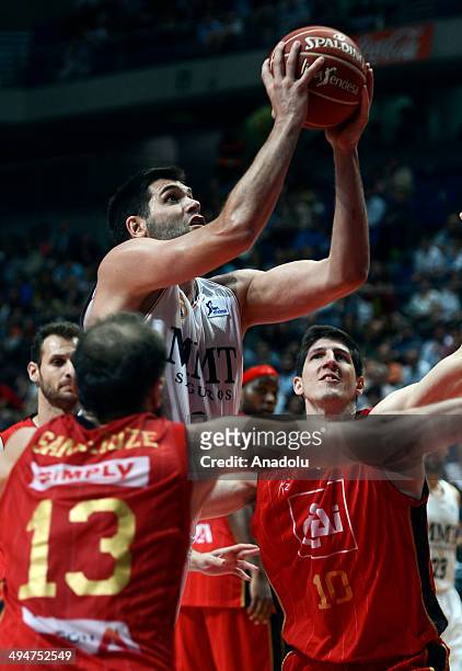 Felipe Reyes of Real Madrid in action with Viktor Sanikidze of CAI Zaragoza during the playoff match for Liga Endesa in Madrid, Spain on May 30, 2014.
