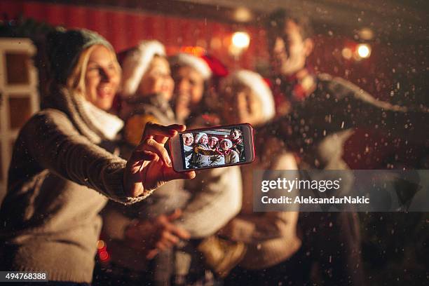 unvergessliche erinnerungen an die ersten schnee - grandfather child snow winter stock-fotos und bilder