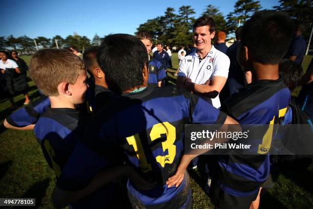 Freddie Burns of England speaks with Ponsonby Junior rugby players during the England Rugby Squad Community Day at Ponsonby RFC on May 31, 2014 in...