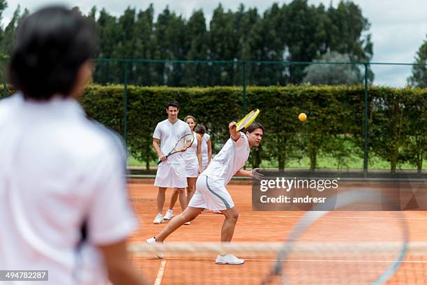 人のテニスレッスンを承っております。 - tennis coaching ストックフォトと画像