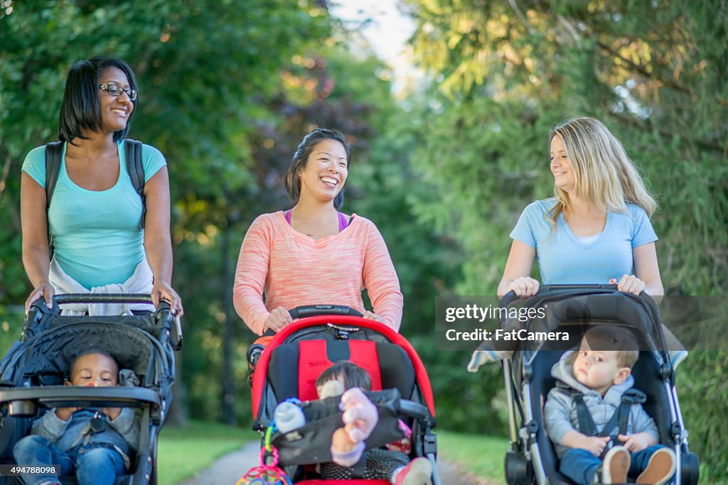Mutter, die zu Fuß mit Ihren Kindern im Park