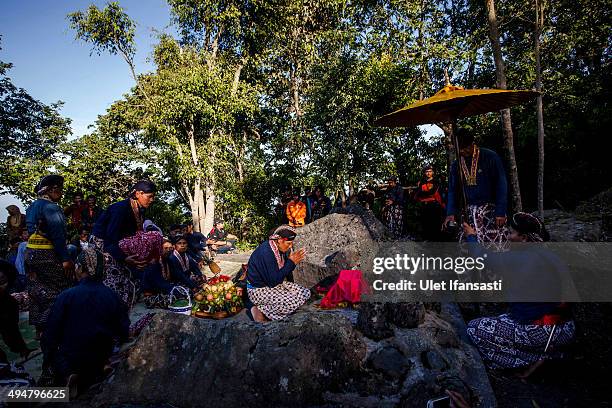 Labuhan 13 Locals Gather For The Labuhan Ritual At Mount Merapi Stock Photos ...