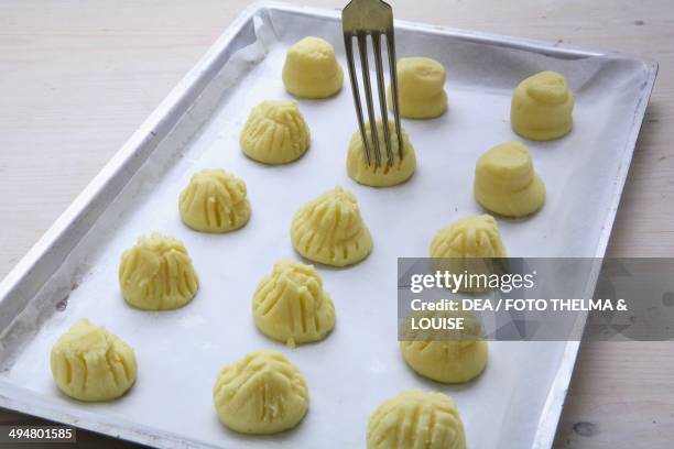 Balls of mashed potatoes sculpted with a fork. Duchess potatoes step 3.