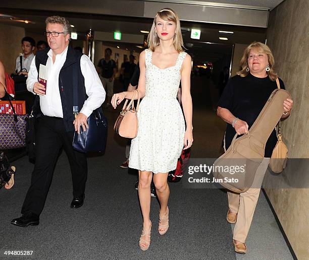 Scott Swift, Taylor Swift and Andrea Swift are seen upon arrival at Narita International Airport on May 31, 2014 in Narita, Japan.