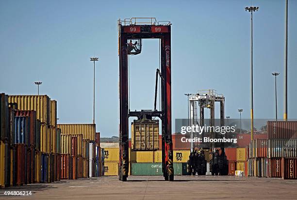 Straddle Port 221 Straddle Carriers Stock Photos, High-Res Pictures, and Images ...