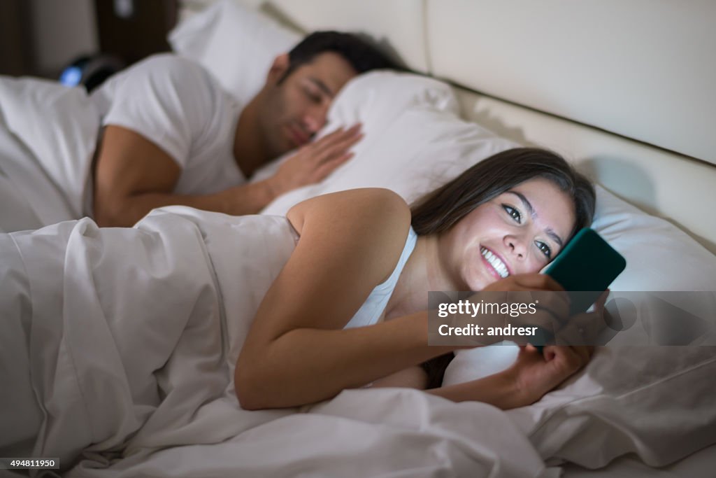Frau SMS im Bett