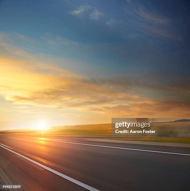 country sunrise road - solar flare stockfoto's en -beelden