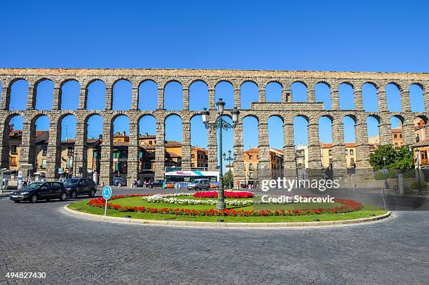 ancient aquaduct in segovia, spain - aqueduct stockfoto's en -beelden