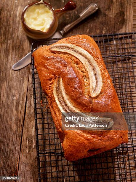 bananen-brot mit butter - banana loaf stock-fotos und bilder