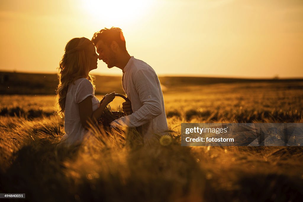 Casal Amoroso no campo de Trigo