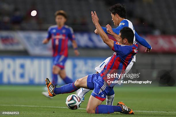 Toshiyuki Takagi of Shimizu Su-Pulse scores his team's first goal while Yuhei Tokunaga of FC Tokyo fails to block during the J.League Yamazaki...