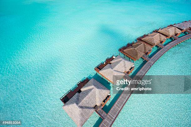 aerial overtware-bungalows in der lagune - maldivas stock-fotos und bilder